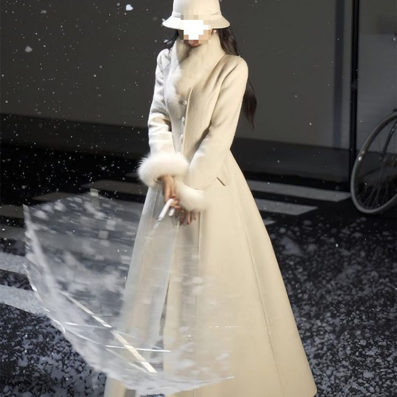 Elegant Wool Coat With A Designer Touch Featuring A Fur-trimmed Collar And A Midi Length