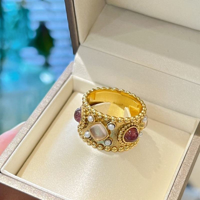 French-style Vintage Two-tone Gemstone Ring With Pearls