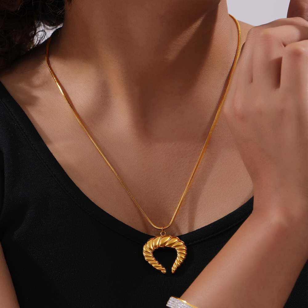 Women's Fashion Personality Twist Texture Necklace