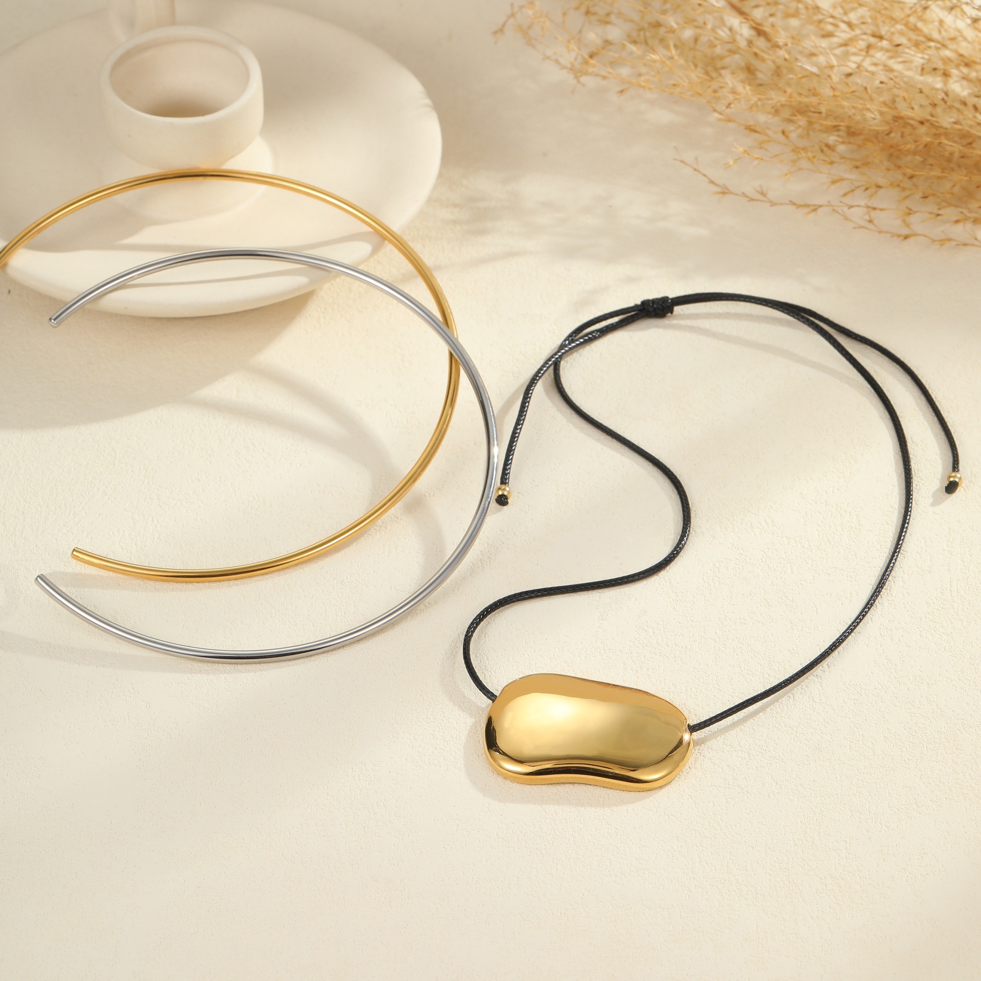 Collar de acero de titanio con cuerda negra y colgantes irregulares, collar minimalista de alto sentido.