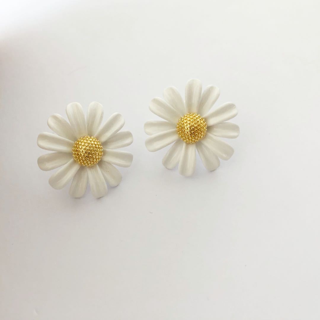 White Flower Bee Gold-plated Earrings