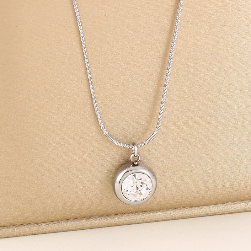 Simple Rhinestone Inlaid Round Pendant Titanium Steel Clavicle Chain