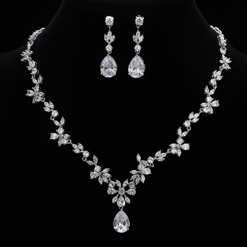 Korean-style Trendy And Elegant Stud Earrings And Necklace