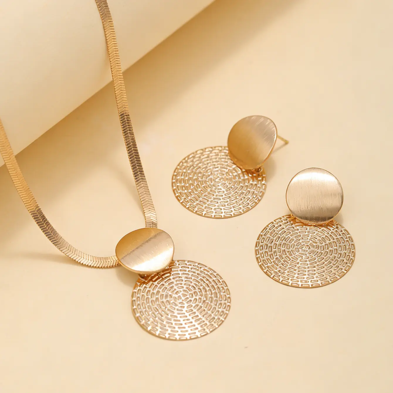 Wide-plate Flat Snake-chain Pendant Clavicle Necklace