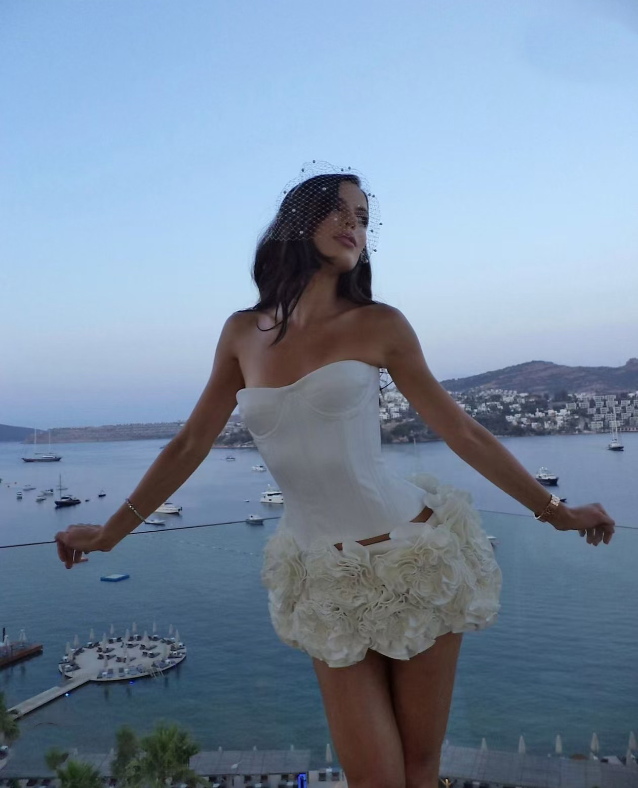 فستان سهرة قصير بدون حمالات بتصميم أنبوب قابل للتعديل مع تنورة قصيرة – موضة النجوم لحفلات النوادي وأعياد الميلاد