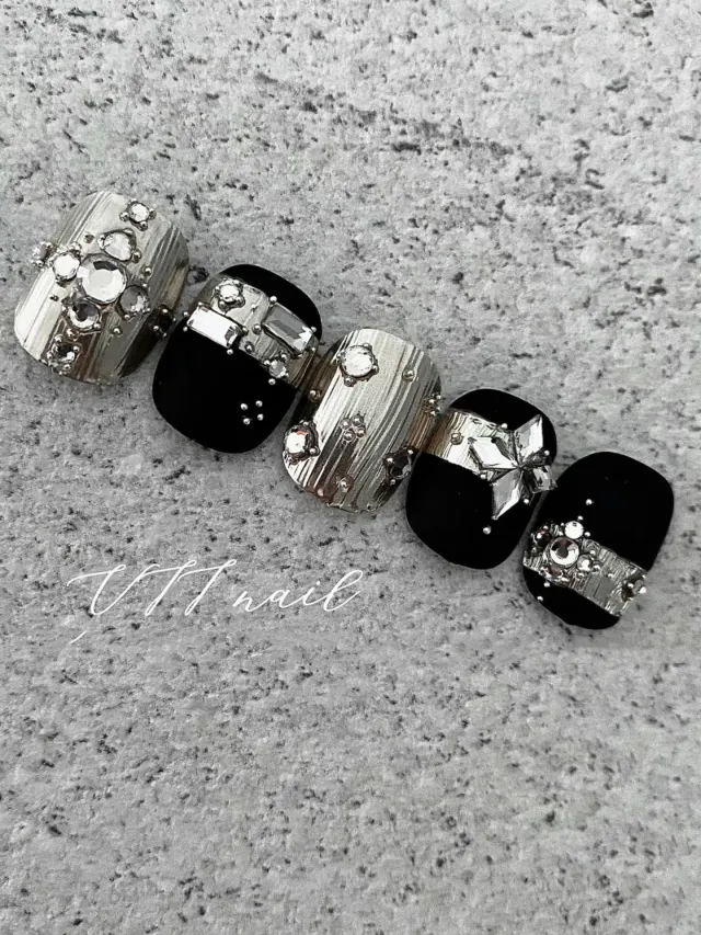Hand worn Nail Patch Short Autumn And Winter Black Silver Glossy Surface - Shop at LoveMi