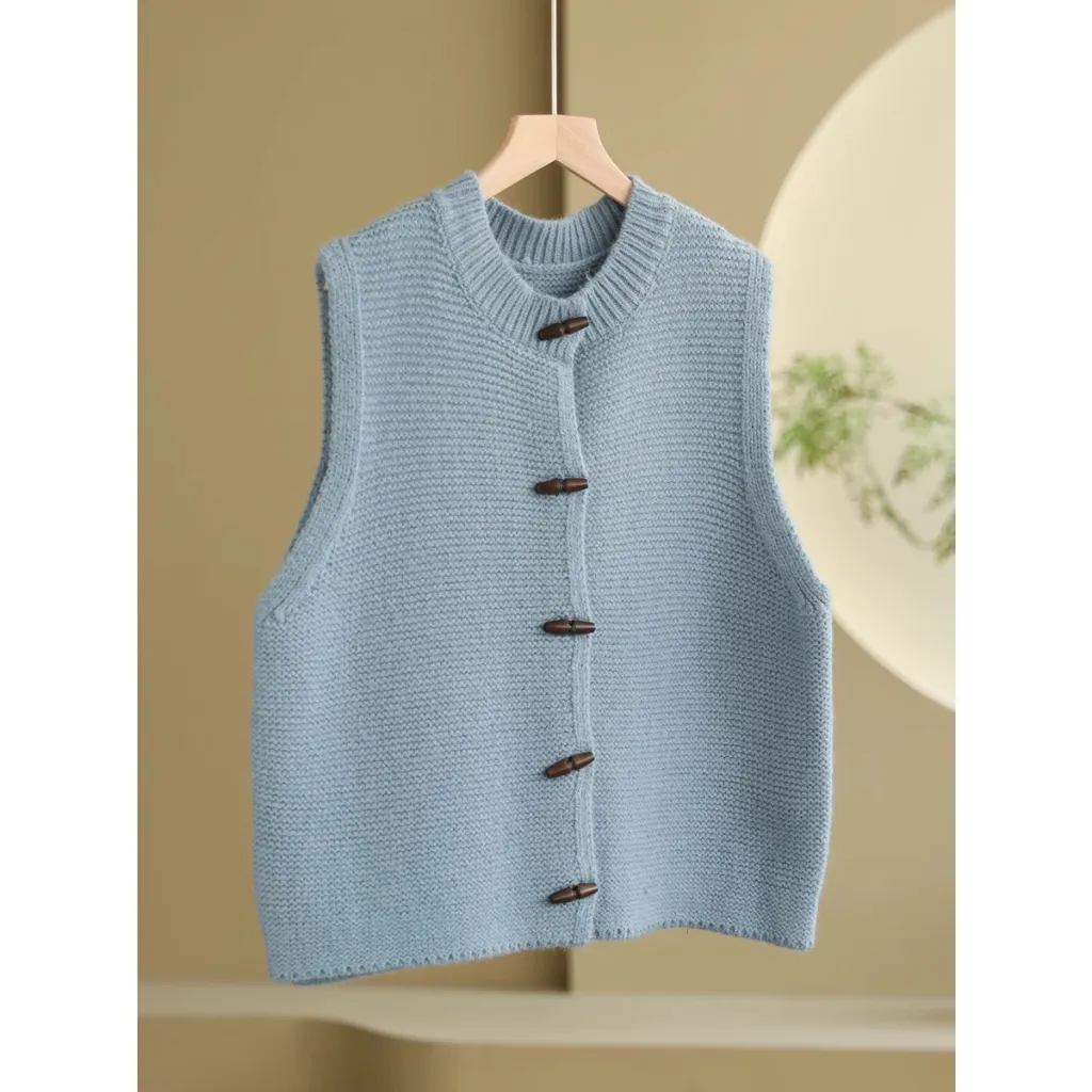 Women's Sleeveless Round Neck Horn Button Top - Blue