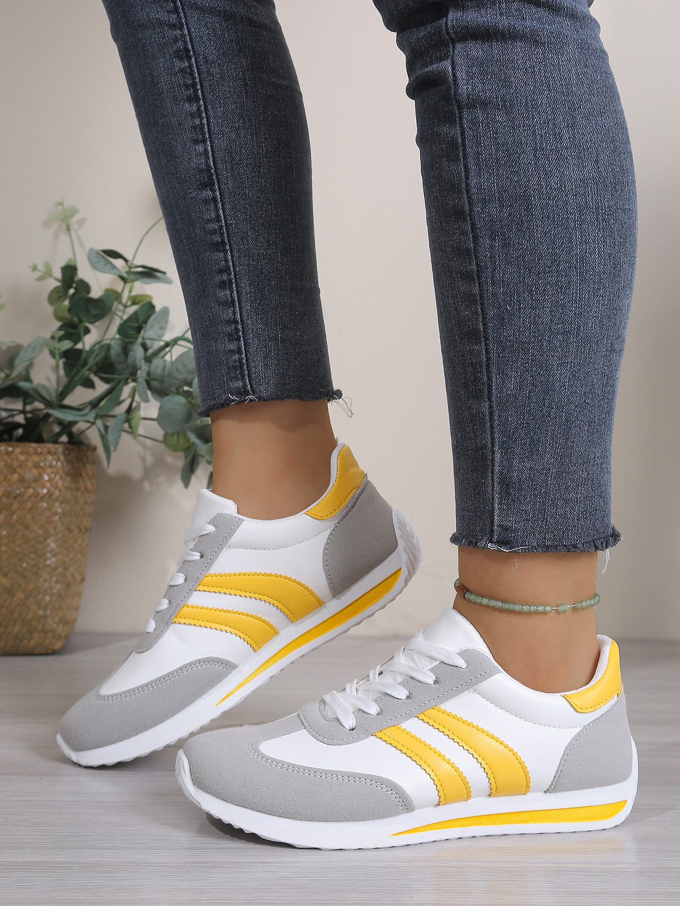 Round-Toe Sneakers – material close-up