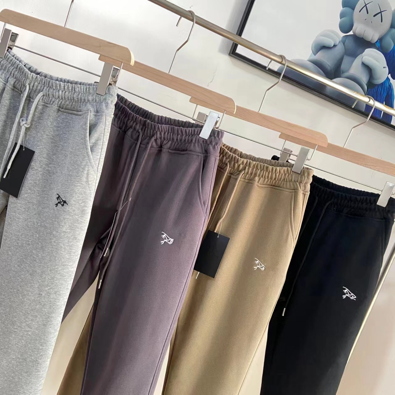 Title 1, Pantaloni sportivi casual ricamati da uomo