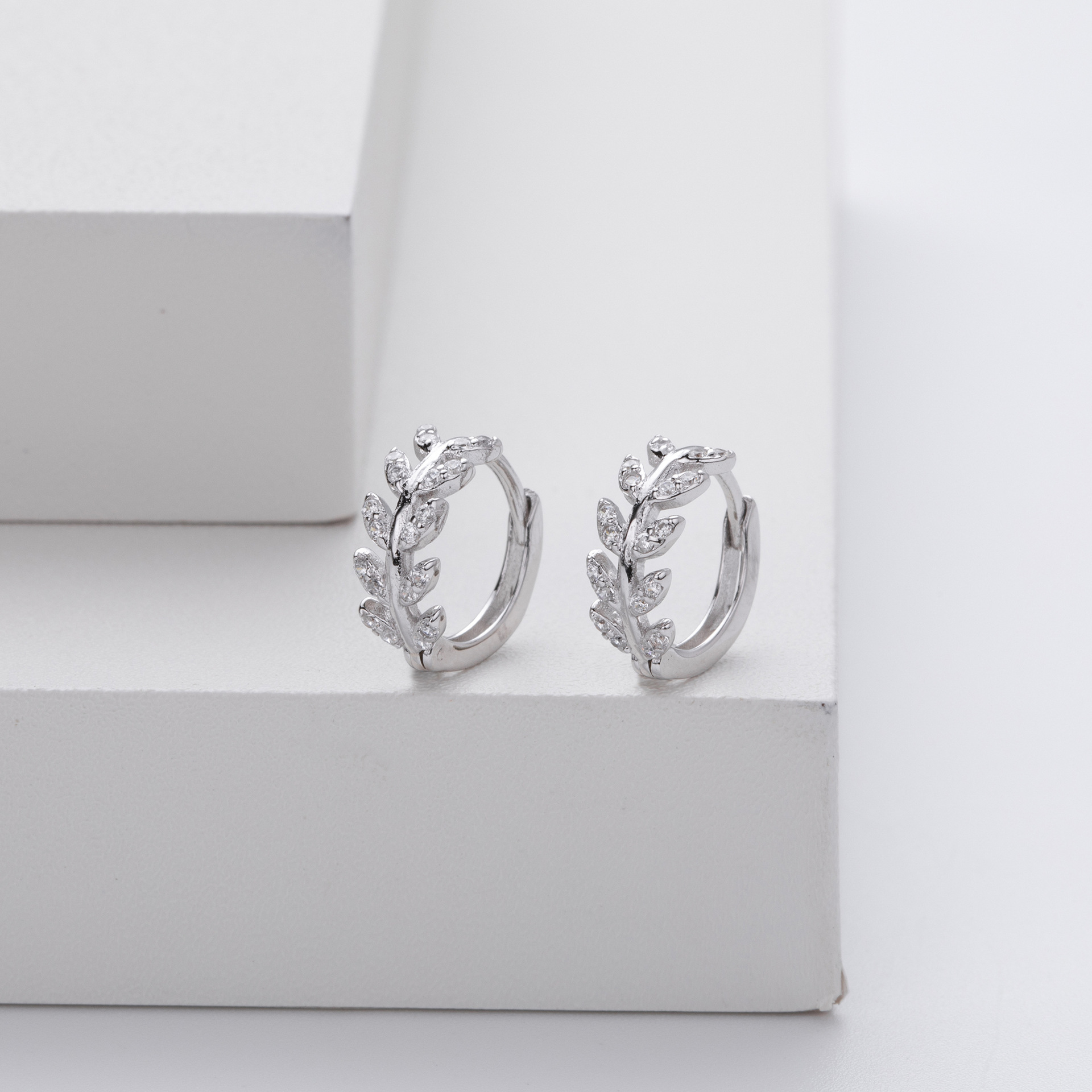 Advanced Cartilage-Piercing Earrings With Zircon And Diamond Inlays