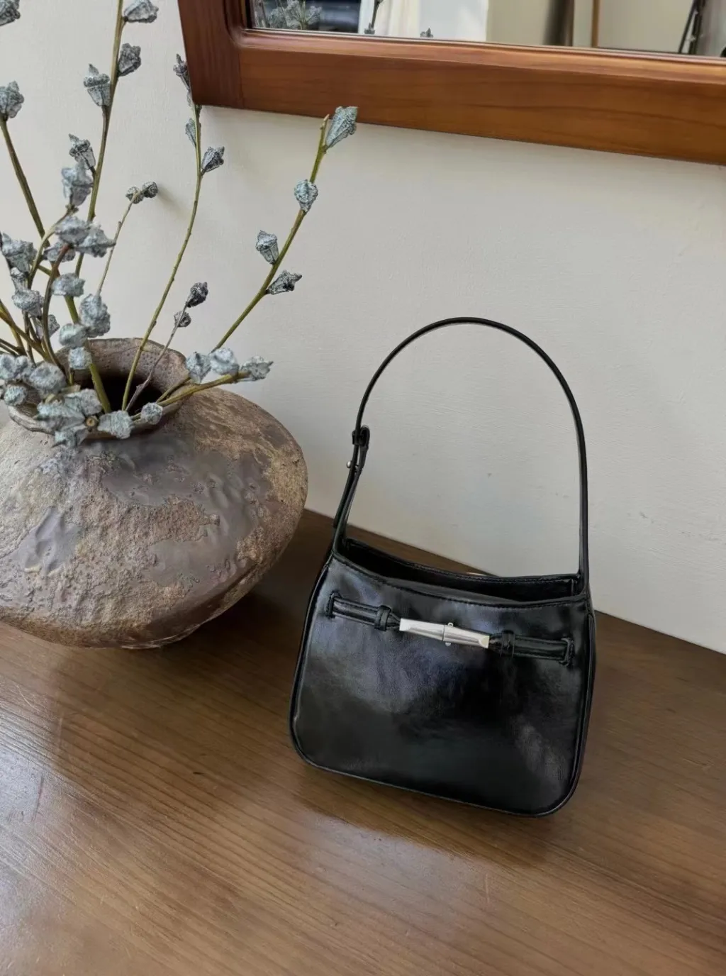 Special-interest Design Oil Wax Cowhide Messenger Bag - Black