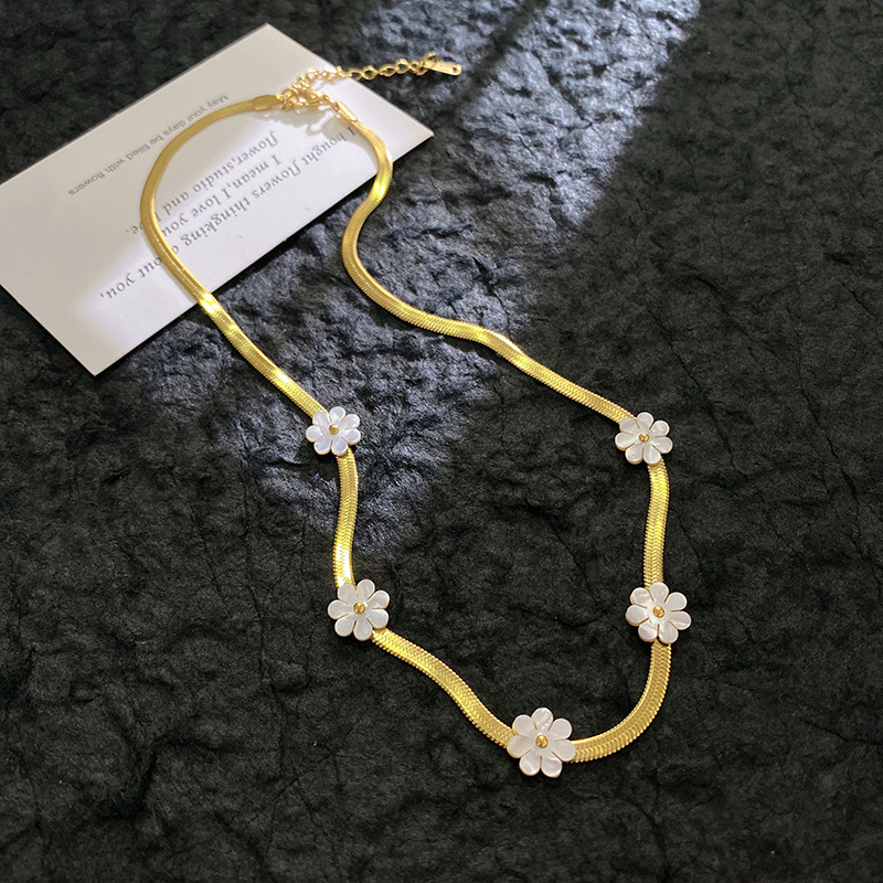 Stylish White Shell Necklace Womens Elegant Light-Luxury High-End Exquisite Collarbone Chain