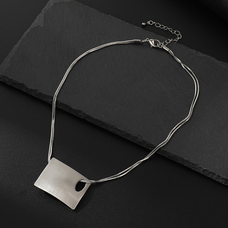 Design Sense Square Hollow Clavicle Chain Lady