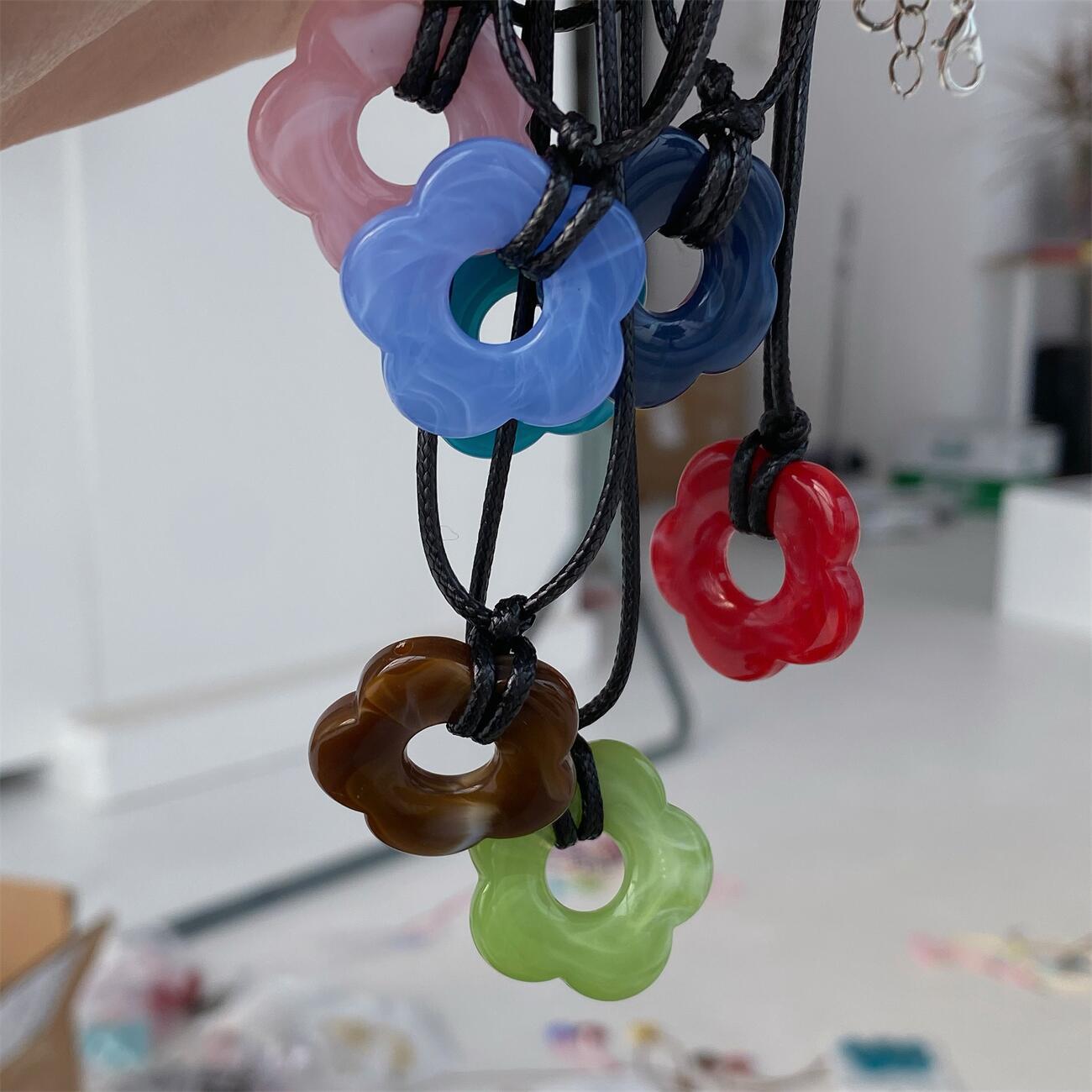 European And American Simple Little Flower Hollow Five Petal Flower Fresh Sweet Sweet Cool Style Necklace