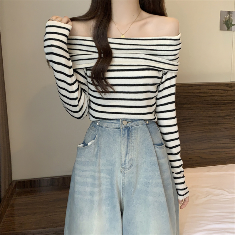 Title 17, Autumn New Off-shoulder Striped Sweater