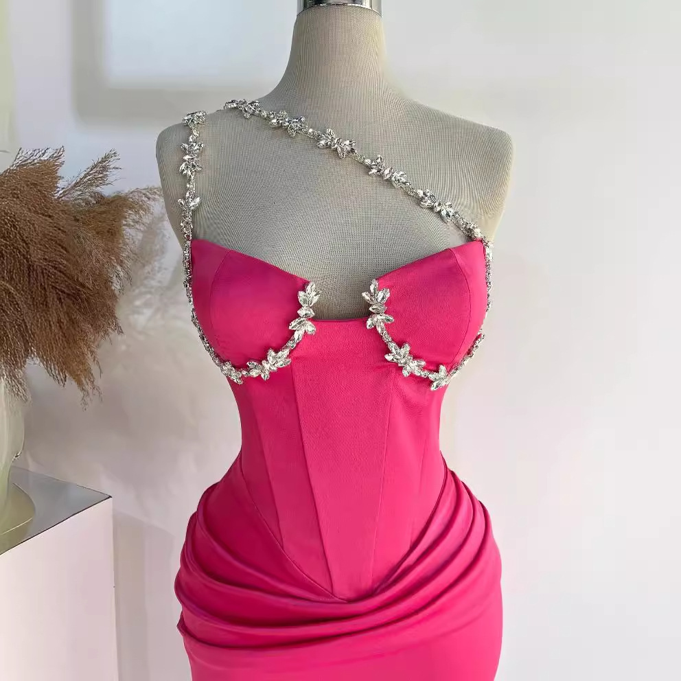 فستان نسائي ضيق متوسط الطول بتصميم أنبوبي أنيق