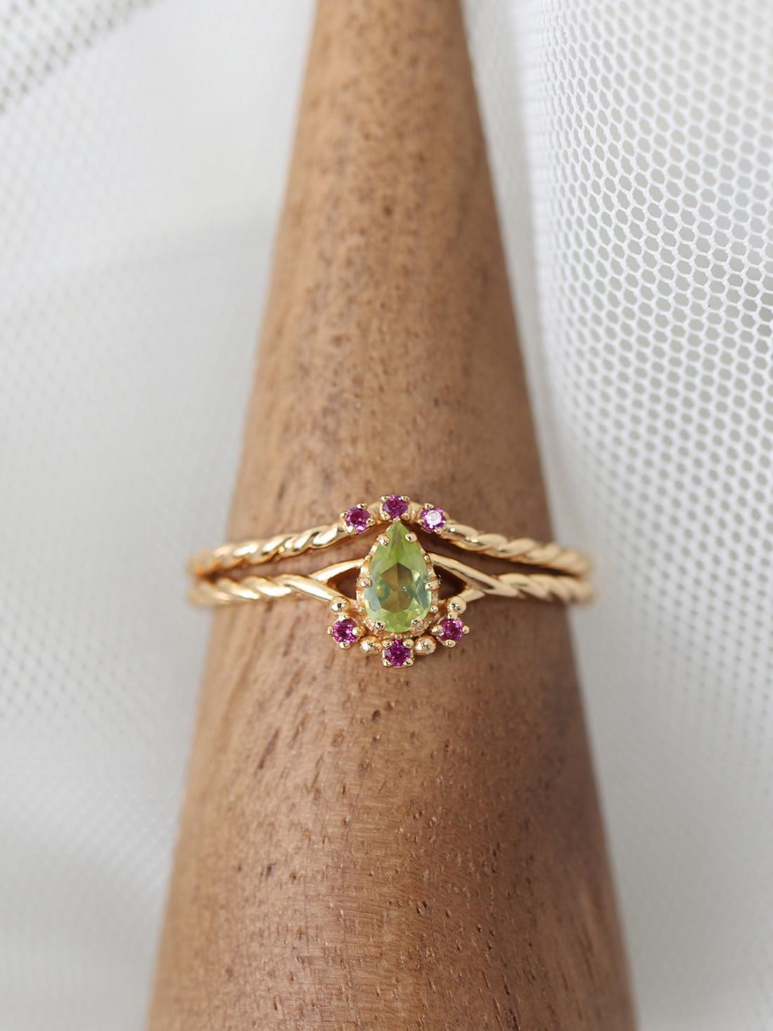 Japanese-style Water Drop-proof Olivine V-shaped Red Corundum Ring