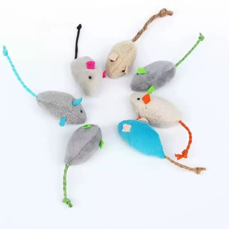 Ratón de peluche con hierba gatera