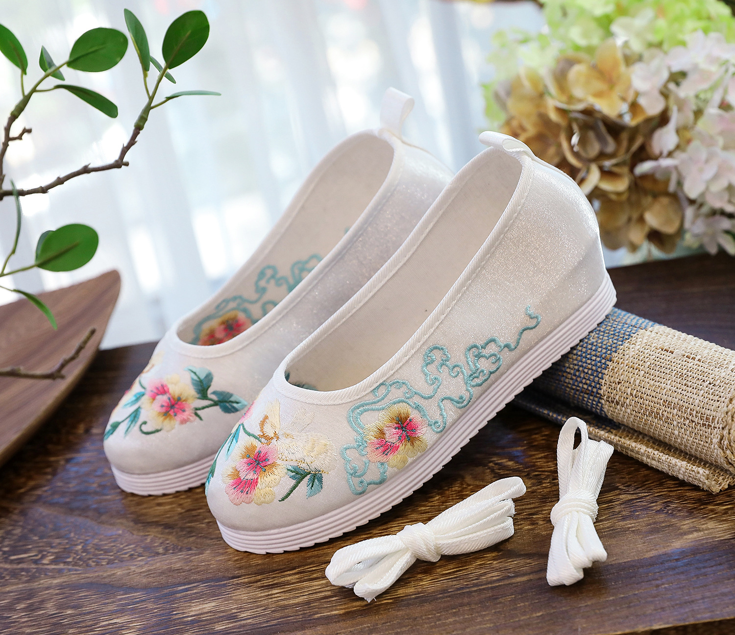 Flower Rabbit White Thin Shoes