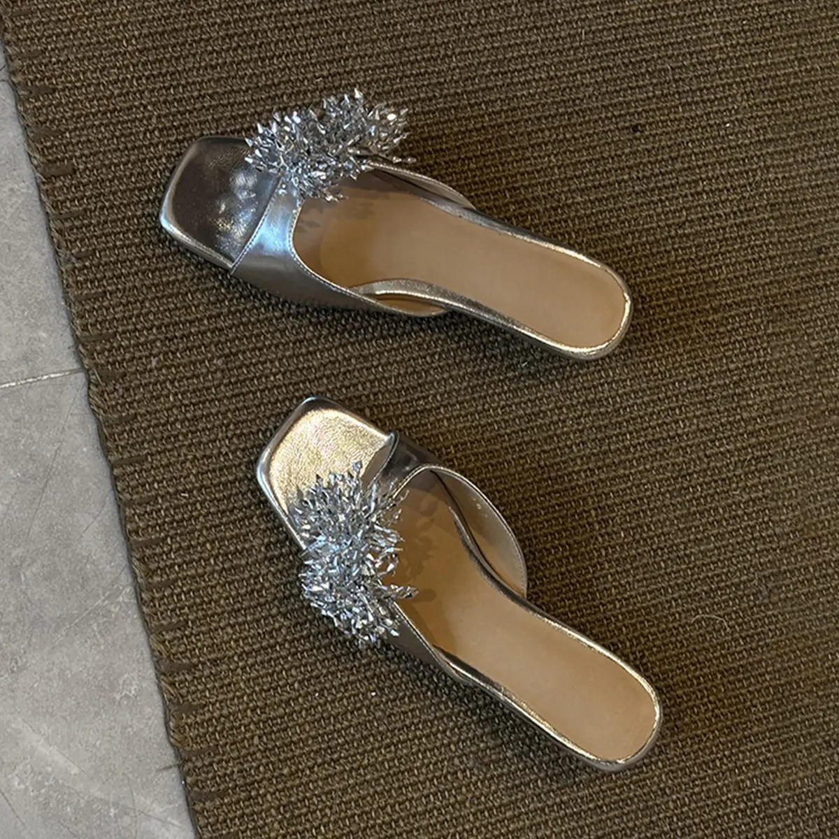 French-style Luxurious Shimmering Slippers With A Square Toe For A Sophisticated Vibe