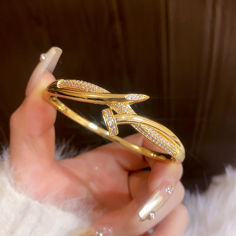 Enamel bracelet style