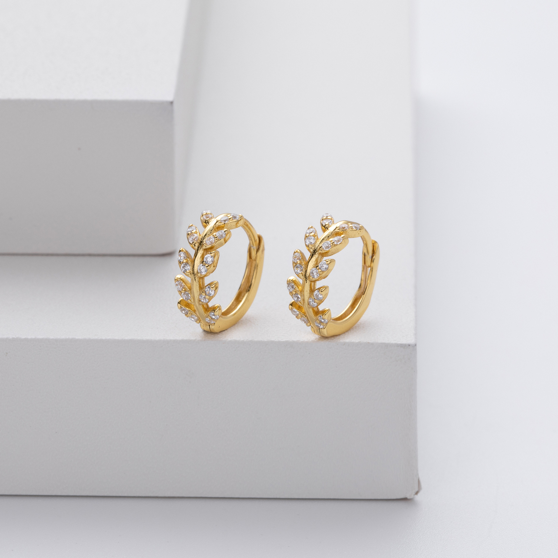 Advanced Cartilage-Piercing Earrings With Zircon And Diamond Inlays