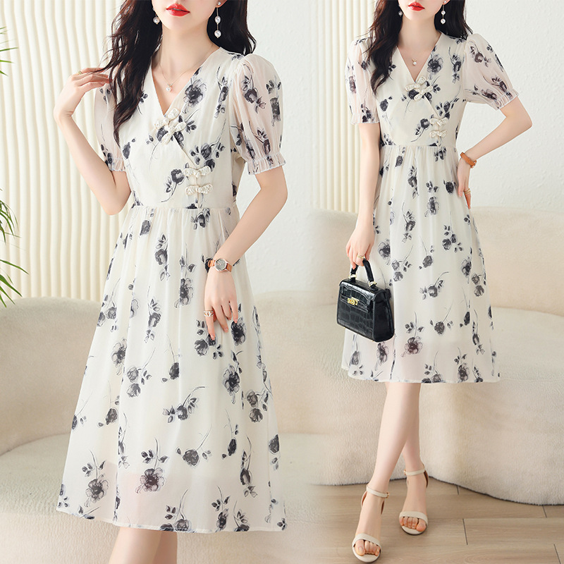 Elegant Chiffon Dress With A Fitted Waist For Women