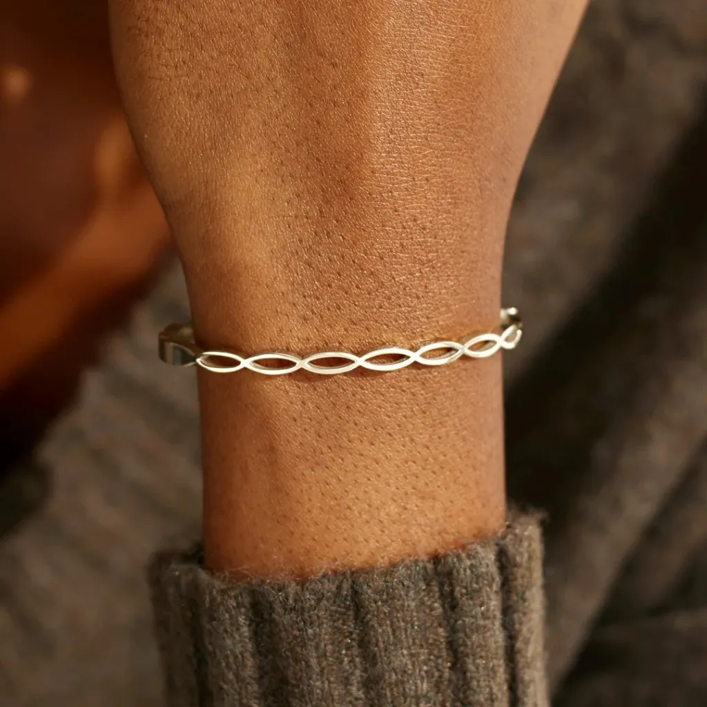 Hollow-out Lucky 8-hand Geometric Design Bracelet Bracelet - White Gold Colour