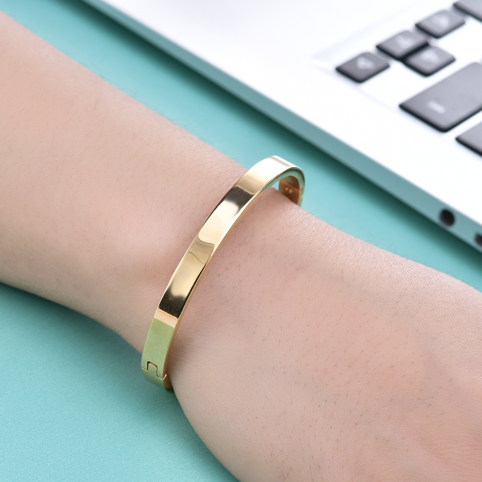 Simple Glossy Snap Bracelet For Women