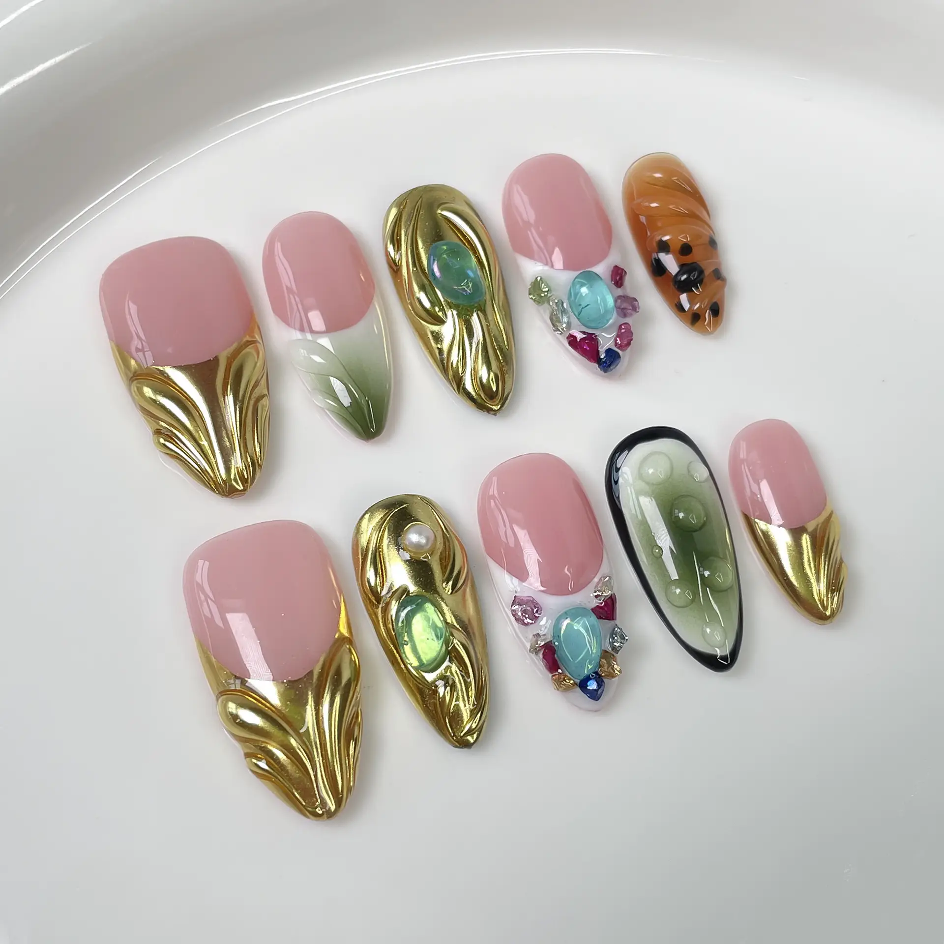 Baroque-styl Ice-clear French Relief Design For Almond-shaped Nails