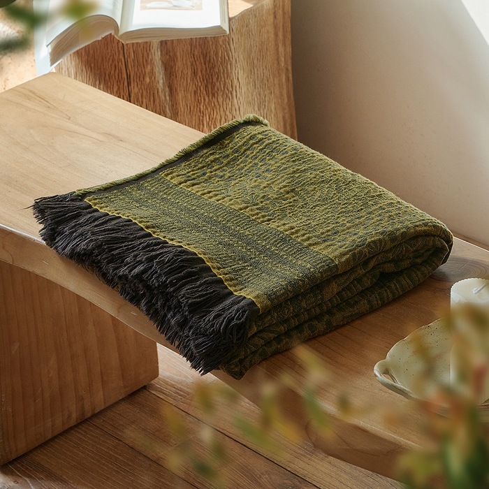 This Retro-style All-cotton Jacquard Blanket