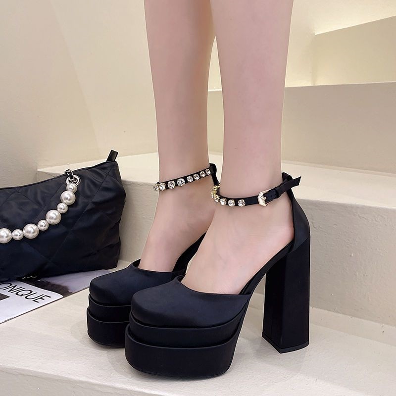 Lady's Open-toe Bag With Casual Sandals 2