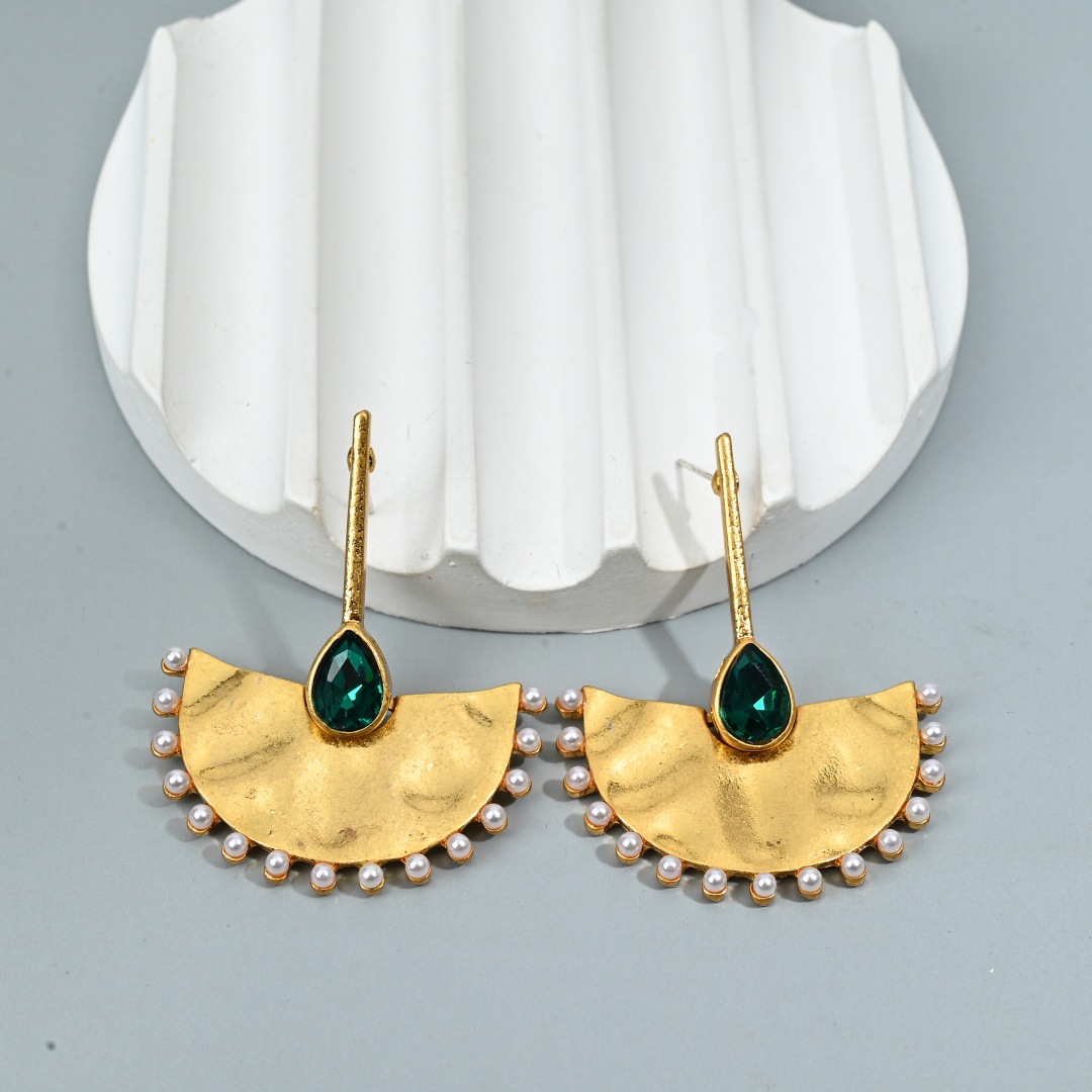 Retro Light-Luxury Gold Fan-Blade Pearl Stud Earrings