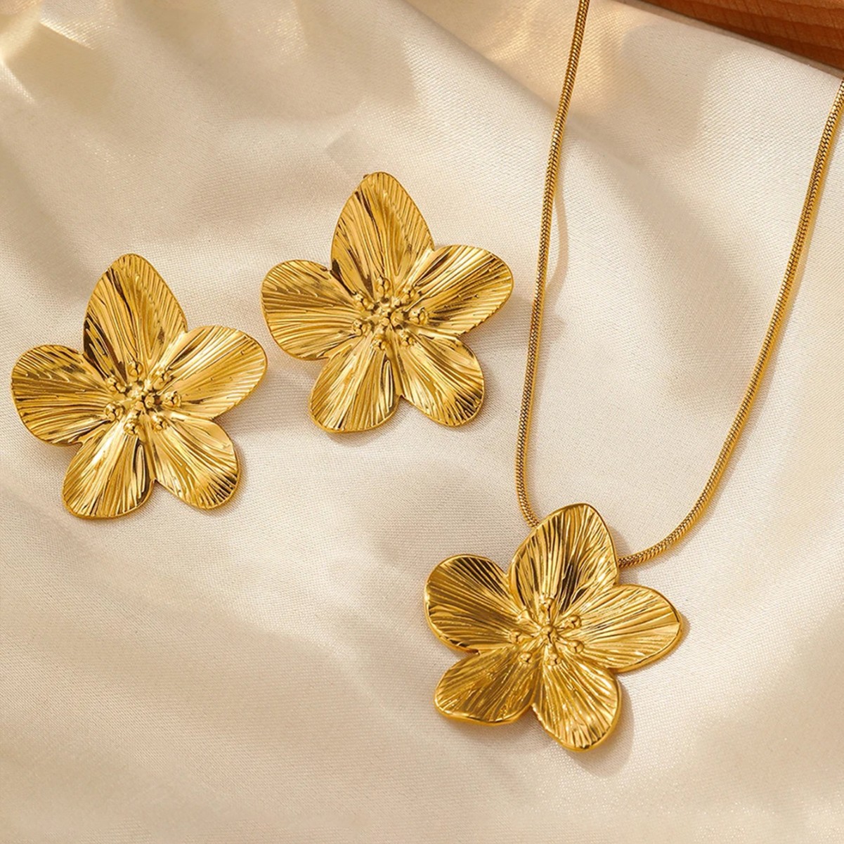 Womens Fashionable 3D Exaggerated Five-Petal Flower Necklace And Earrings