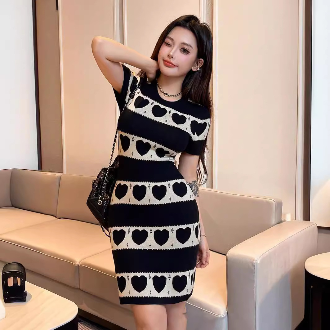 2024 Spring/Summer New Knit Short-Sleeve Maxi Dress, Versatile and Chic Heart Contrast Little Chanel Style Korean Slimming Dress