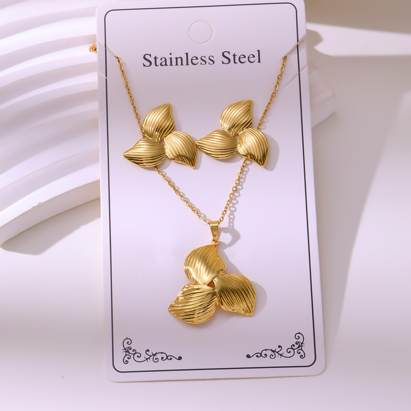 Oil-pressure Set Vintage Palace-style Stud Earrings And Necklace Non-fading Stainless Steel Gold-plated Jewelry