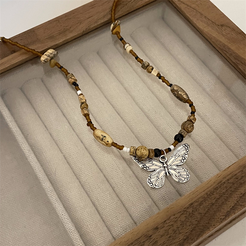 عقد فراشة من الأحجار الطبيعية والمسبحة