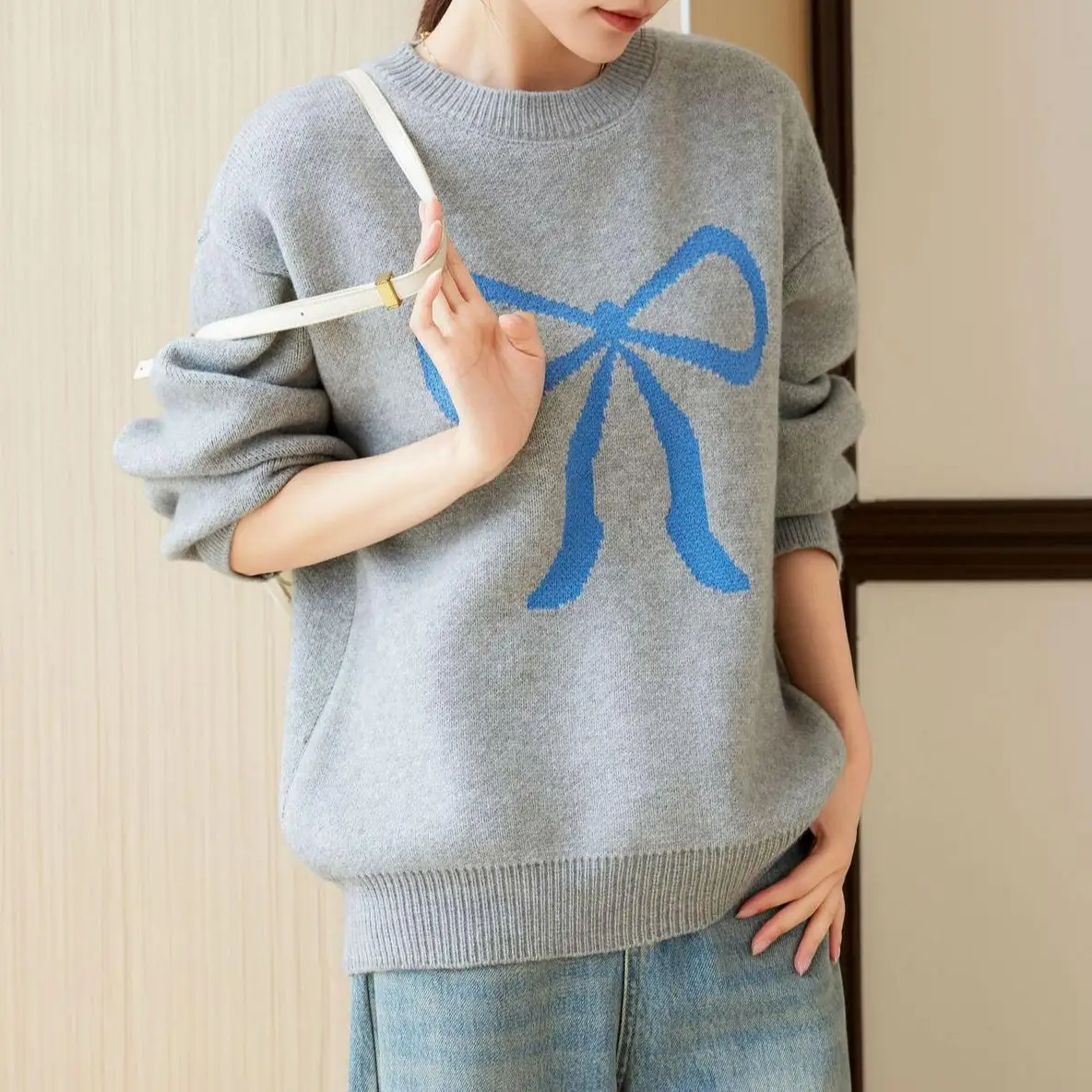 Women's Crew-Neck Knitted Pullover With Bowknot Pattern