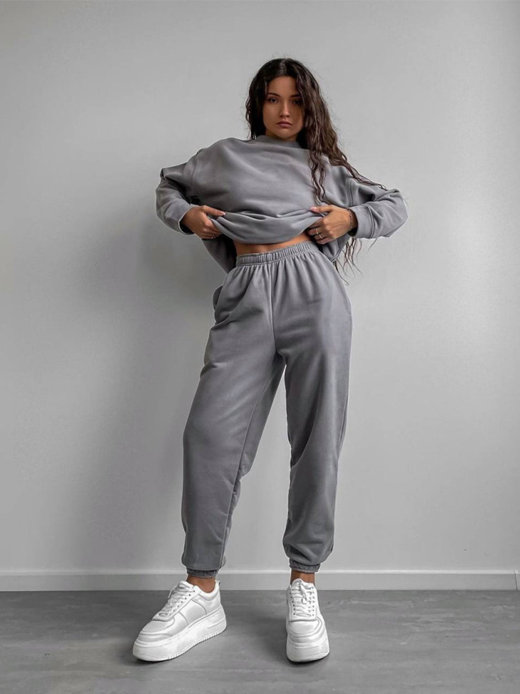 Women's sweatshirt and pants set in purple – styled