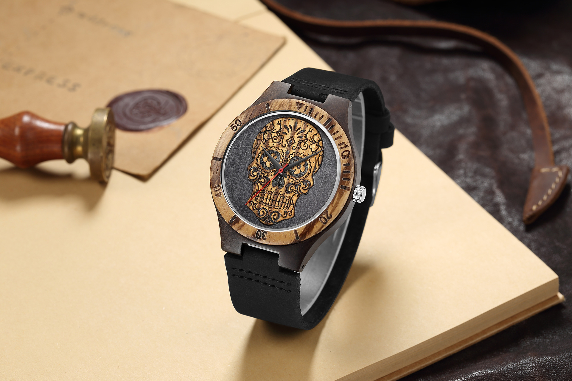 Title 4, Houten schedel horloge met kwarts uurwerk en du...