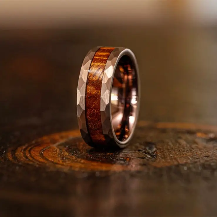 8mm Tungsten Steel Flat Hammer Pattern Inlaid Wine Barrel Wood Tungsten Gold Ring