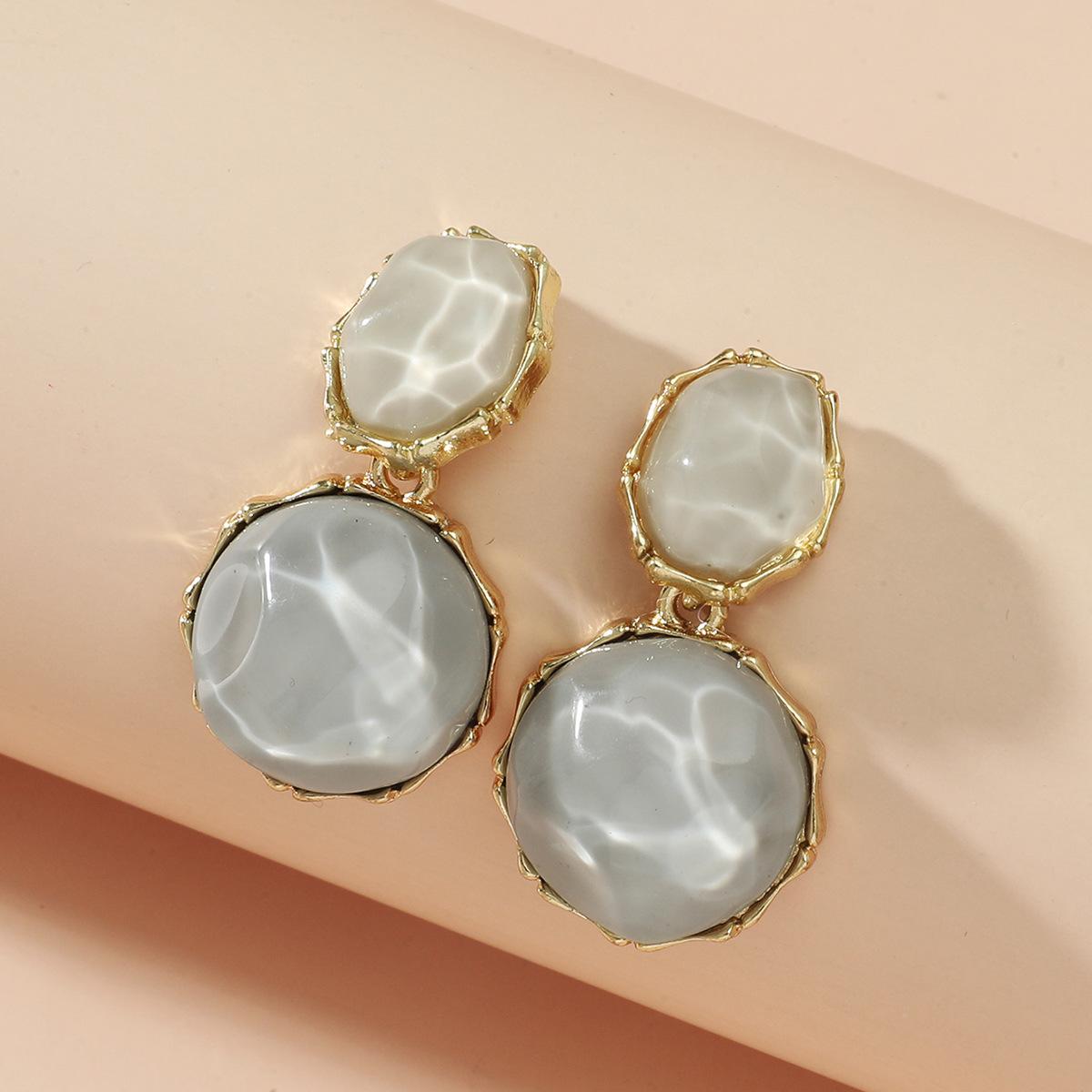 أقراط بيضاوية غير منتظمة بنقشة مائية خضراء فاتحة مبتكرة