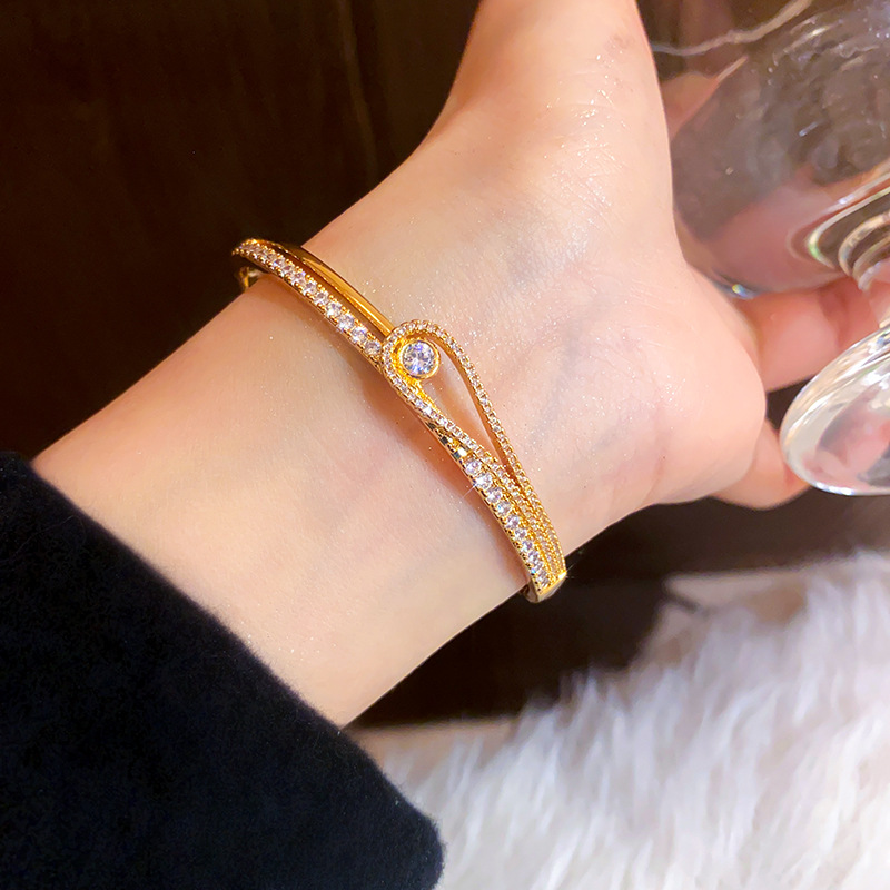 Bracelet style detail