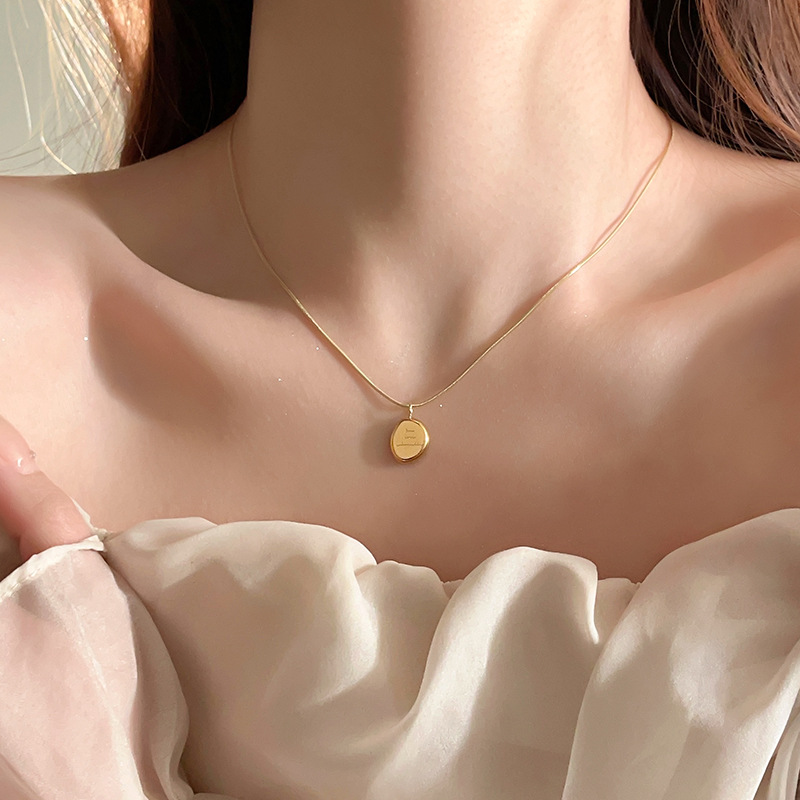 High-end Gold Pendant Titanium Steel Necklace Accessory