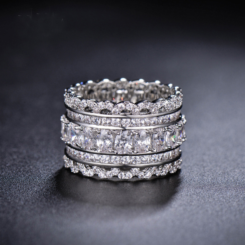 Fashionable Hollowed-Out Lace Ring With A Luxurious High-End Embellishment