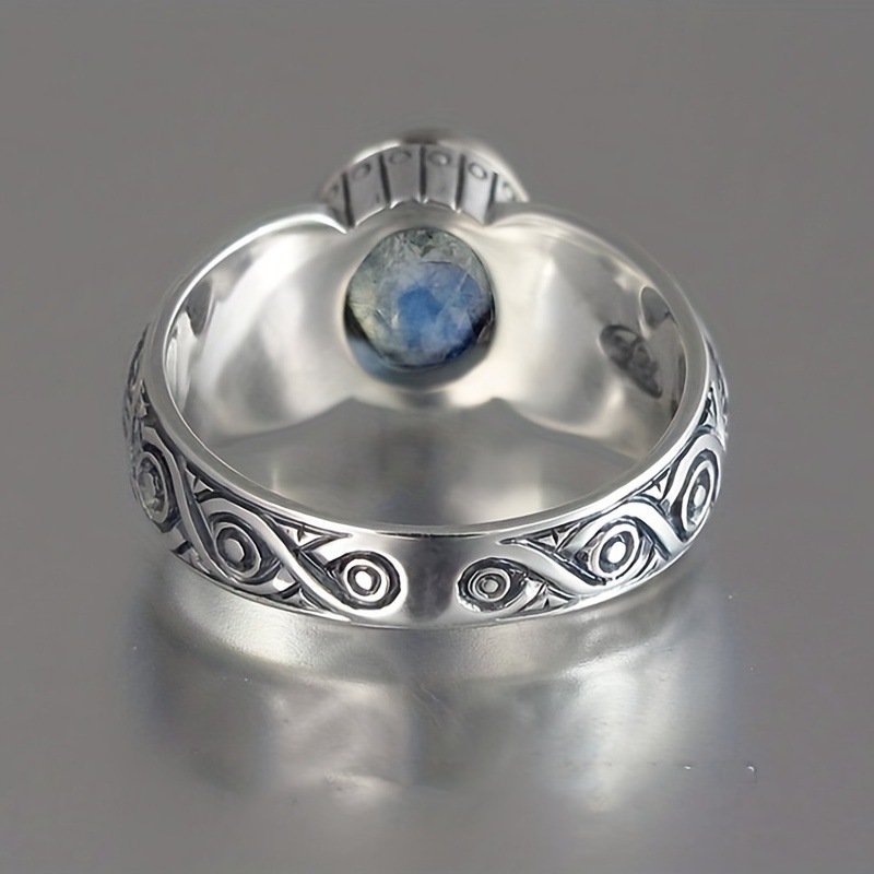 خاتم بتصميم رأس بشري قديم من أحجار القمر