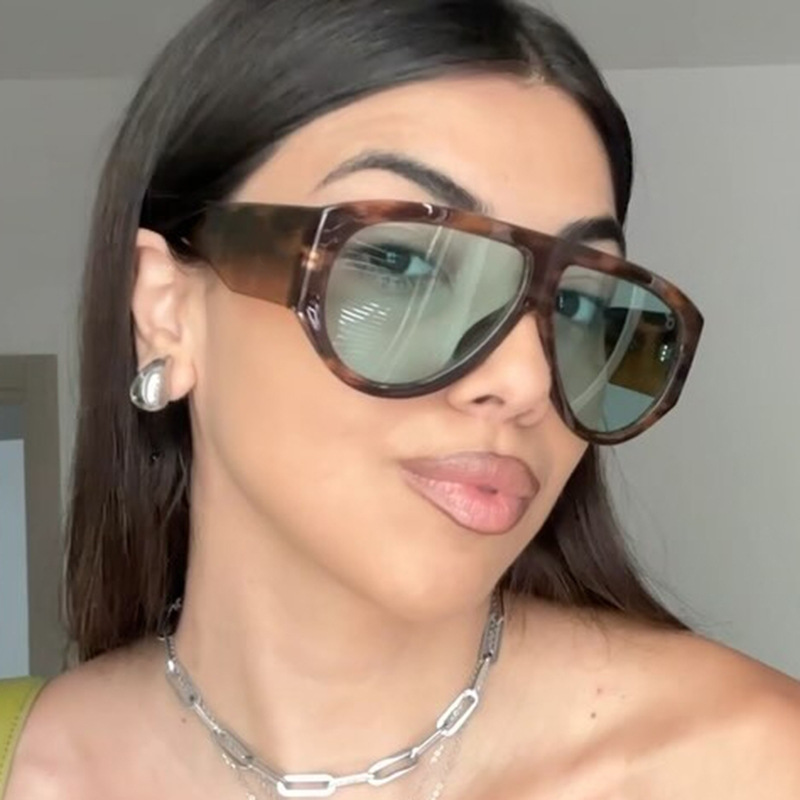 Women's Fashionable Sunglasses - Image 10