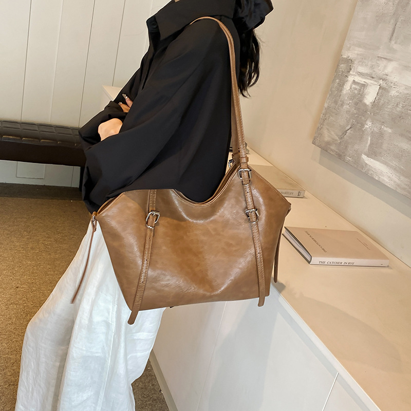Large-Capacity Minimalist Commuter Shoulder Bag