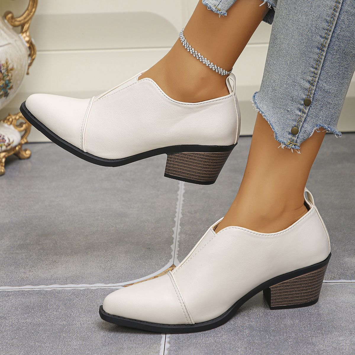 Plus-size Fashionable Black Pointed-toe Chunky-soled Pumps For Women In British Style