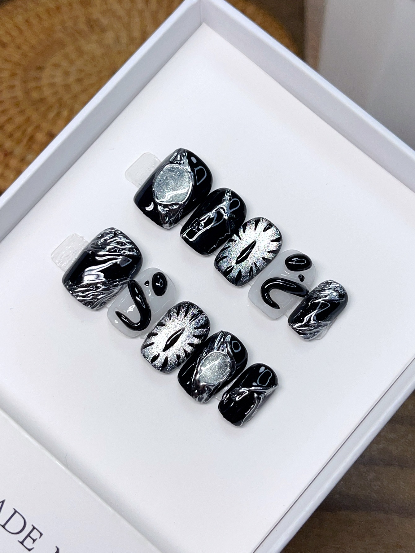 Handmade Minimalist Cat-eye Nail Art